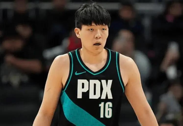 下载-杨瀚森又去发展联盟虐菜了！半场出手3次就轰10+10，统治力太强！